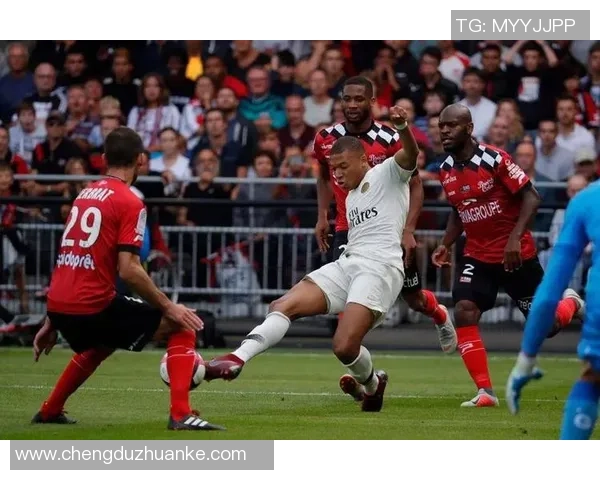 卡昂主场迎战图尔兹争夺法乙联赛关键三分的激烈对决