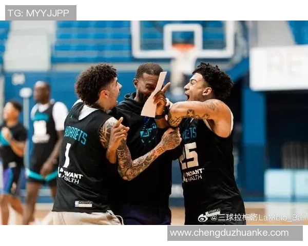 开拓者与夏洛特黄蜂的激烈对决展现篮球魅力与团队精神的巅峰较量 开拓者与夏洛特黄蜂的激烈对决展现篮球魅力与团队精神的巅峰较量